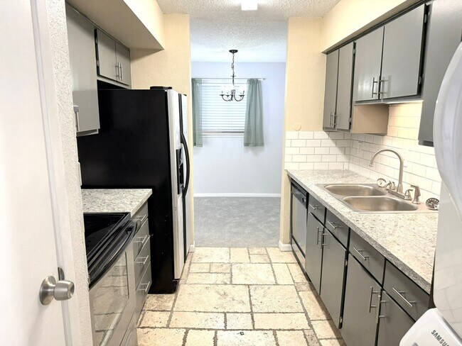 10203 Forum Park Dr in Houston, TX - Building Photo - Building Photo