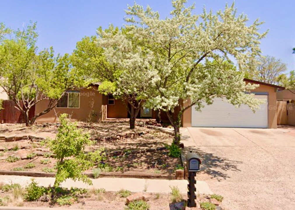 2724 Camino Cimarron in Santa Fe, NM - Foto de edificio