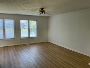 1930 N Lakeside Plaza in Hoffman Estates, IL - Building Photo - Building Photo