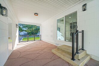 93 Royal Ave in Flanders, NY - Foto de edificio - Building Photo