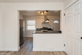 7411 N Wolcott Ave in Chicago, IL - Foto de edificio - Building Photo