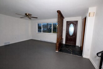 230 Elbe Dr in Pittsburgh, PA - Foto de edificio - Building Photo