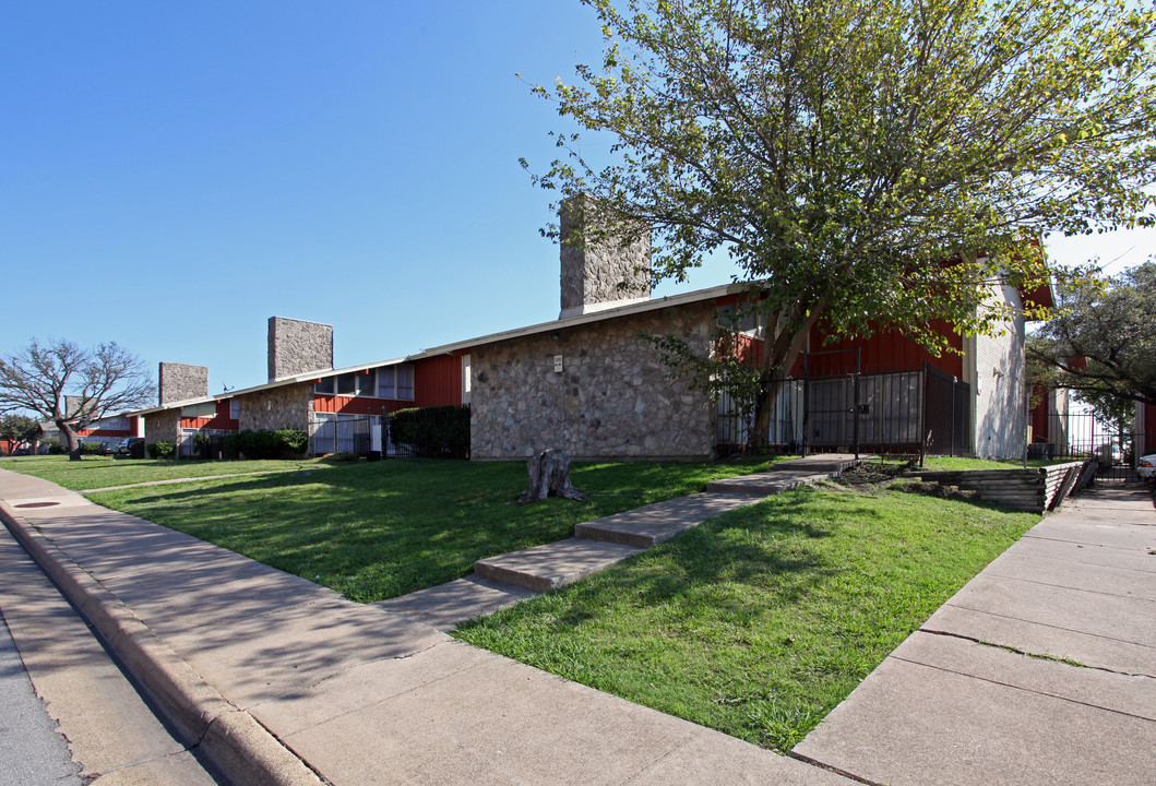 Cornerstone Chase Apartments in Dallas, TX - Building Photo