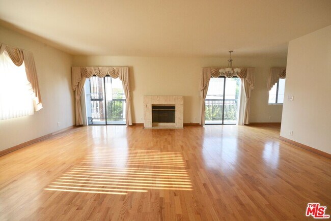 11737 Darlington Ave in Los Angeles, CA - Building Photo - Building Photo