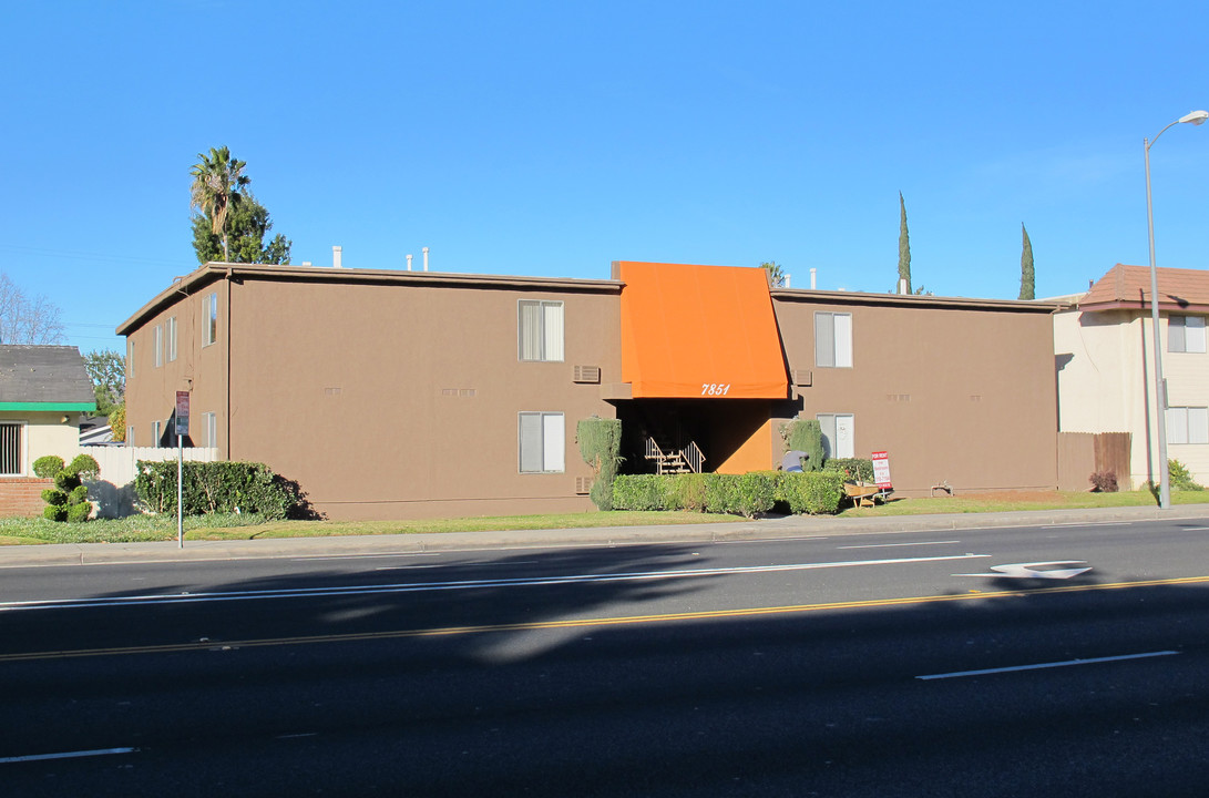 7851 Topanga Canyon Blvd in Canoga Park, CA - Foto de edificio