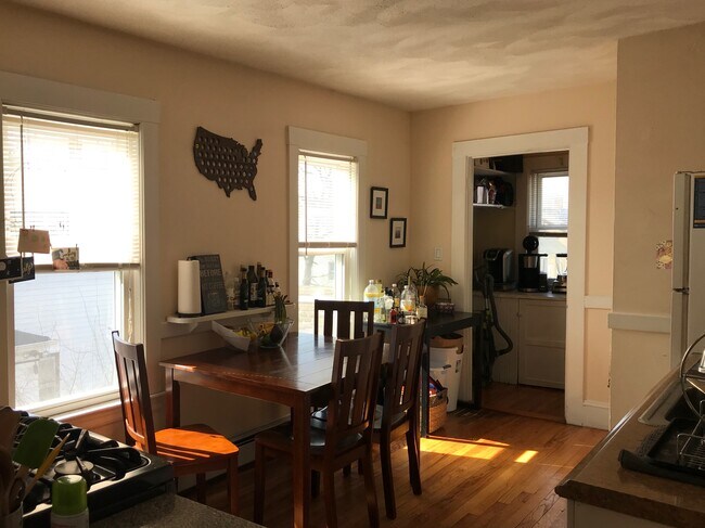 18 Cherry St, Unit 2R in Somerville, MA - Foto de edificio - Building Photo