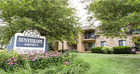 Sunnyslope Apartments in New Berlin, WI - Foto de edificio - Building Photo