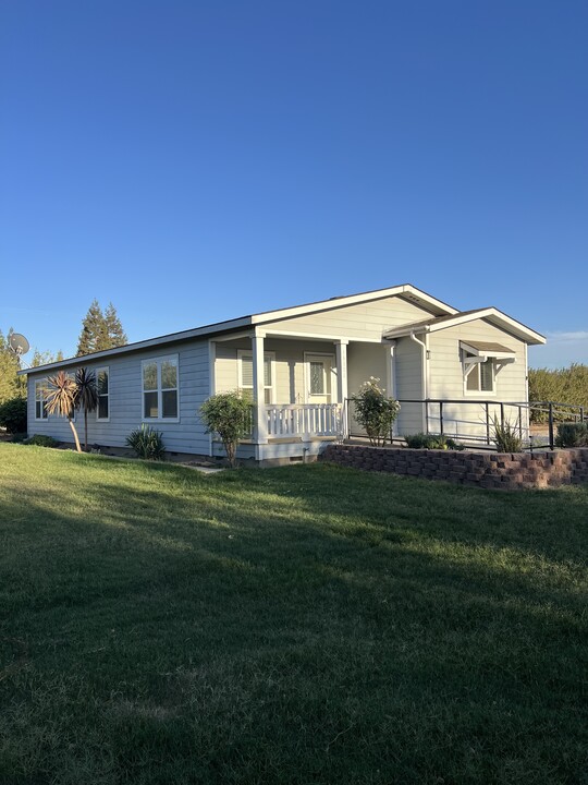 16882 Mello Rd in Ripon, CA - Foto de edificio