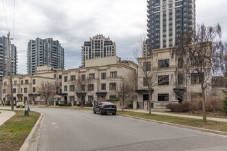 7 Oakburn Cres in Toronto, ON - Building Photo - Building Photo