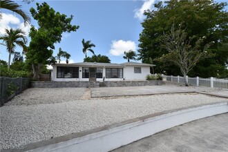 3461 Lakeview Dr in Naples, FL - Foto de edificio - Building Photo