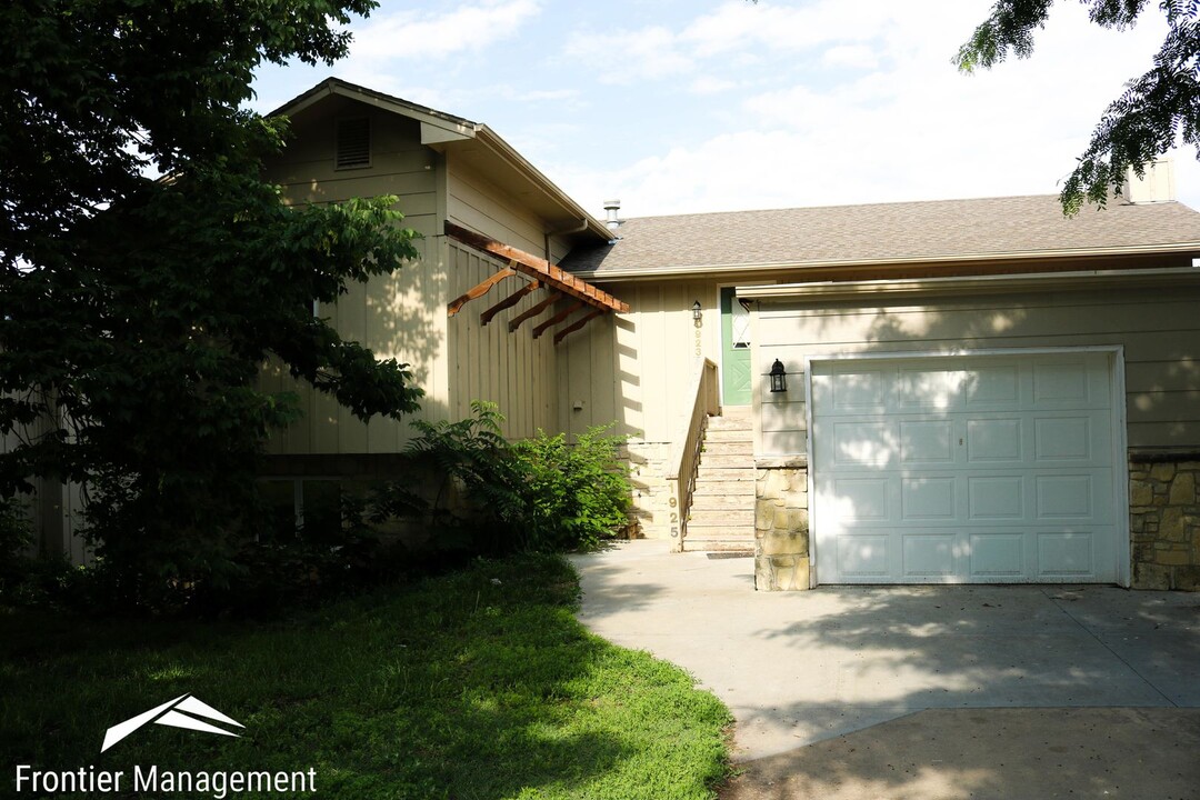 1925 Crescent Dr in Manhattan, KS - Building Photo