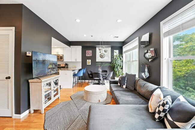 323 Jackson St in Hoboken, NJ - Building Photo - Building Photo
