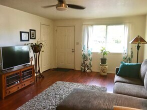 204 Gibson St, Unit B in Talent, OR - Building Photo - Building Photo