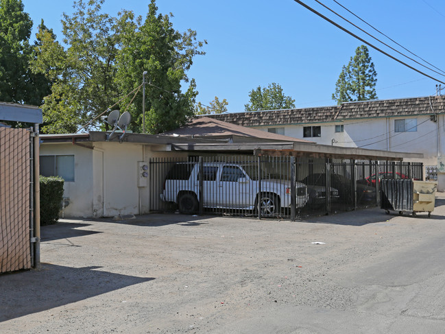 3327 E Fairmont Ave in Fresno, CA - Building Photo - Building Photo