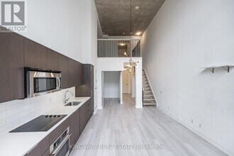 5 Hanna Ave in Toronto, ON - Building Photo - Building Photo