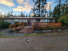 9142 Flagler Rd in Nordland, WA - Building Photo