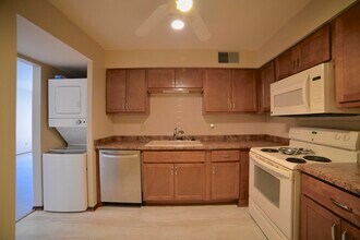 1906 E Shorewood Blvd in Shorewood, WI - Foto de edificio - Building Photo