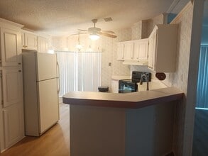 841 W Colonial Cir in Daytona Beach, FL - Foto de edificio - Building Photo