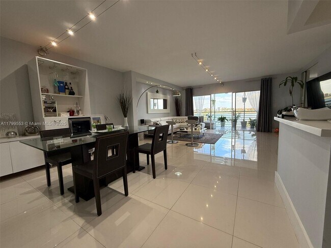 471 Ives Dairy Rd in Miami, FL - Building Photo - Building Photo