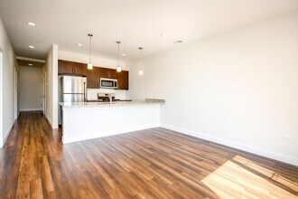 4447 N Kedzie Ave, Unit 412 in Chicago, IL - Building Photo - Building Photo