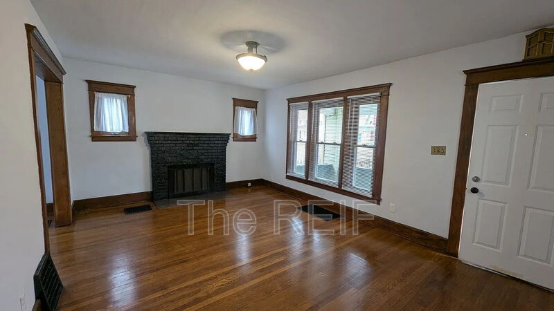 1317 W Shiawassee St in Lansing, MI - Building Photo