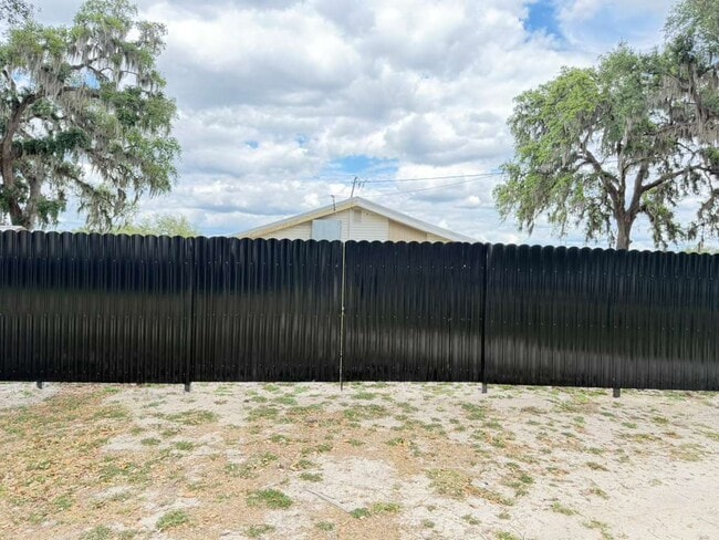 4235 Ryals Rd in Zephyrhills, FL - Foto de edificio - Building Photo