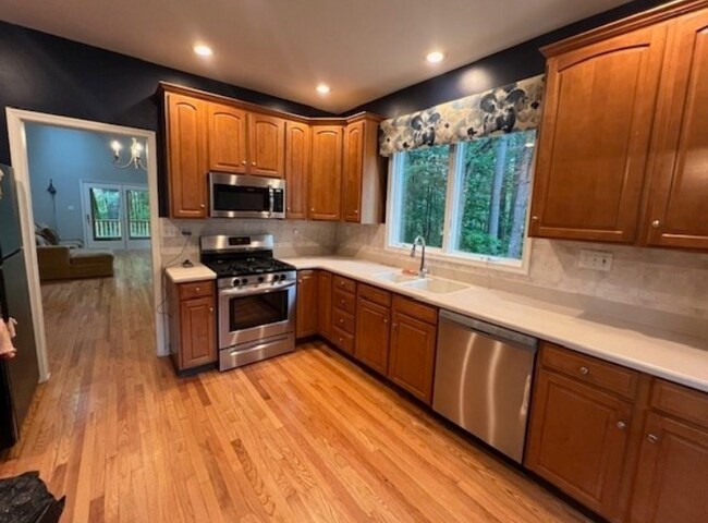 8 Stonegate Ln in Bedford, MA - Building Photo - Building Photo