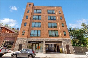 8 Boulevard W in Pelham, NY - Building Photo