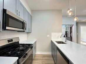 442 W Belden Ave, Unit A04C in Chicago, IL - Building Photo - Building Photo