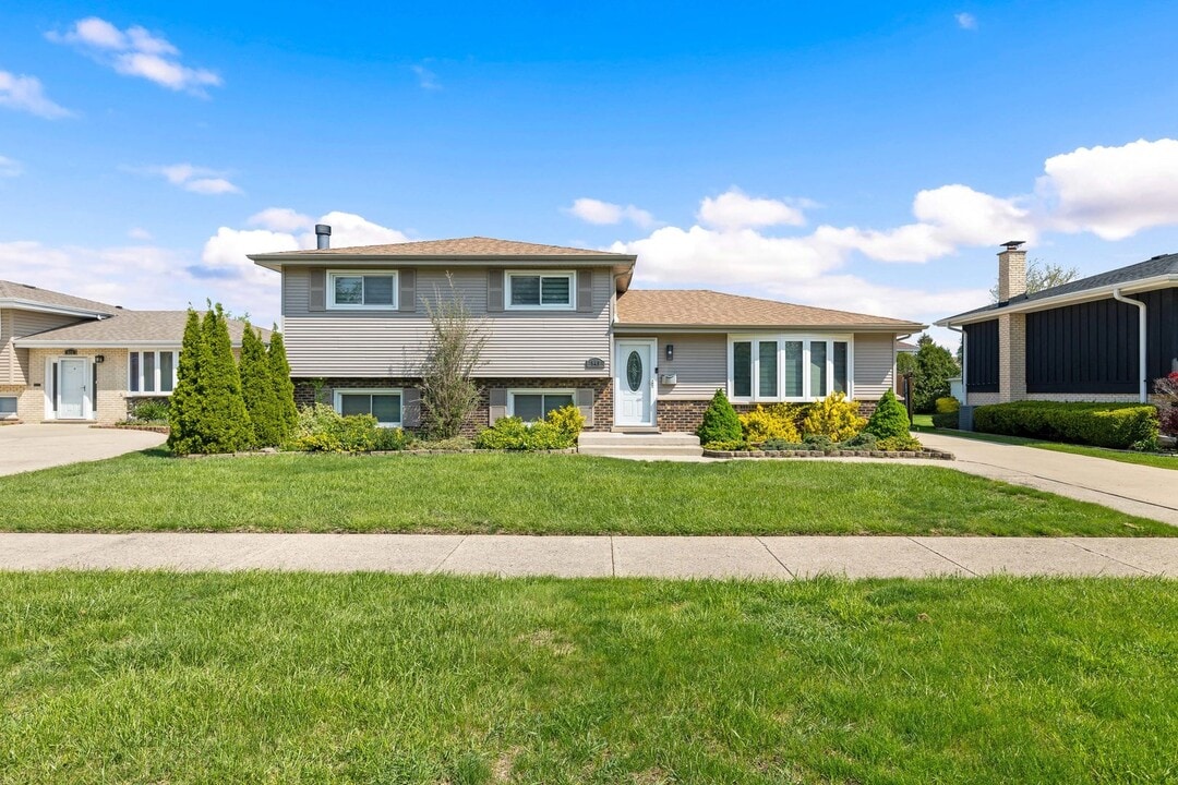 549 Sarah Dr in Wood Dale, IL - Foto de edificio