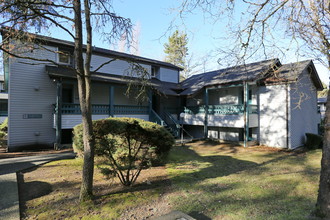 Sandpiper East Apartments in Bellevue, WA - Building Photo - Building Photo