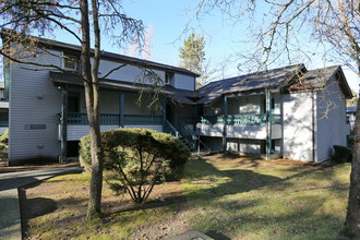 Sandpiper East Apartments in Bellevue, WA - Foto de edificio - Building Photo