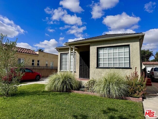 4229 Sutro Ave in Los Angeles, CA - Building Photo - Building Photo