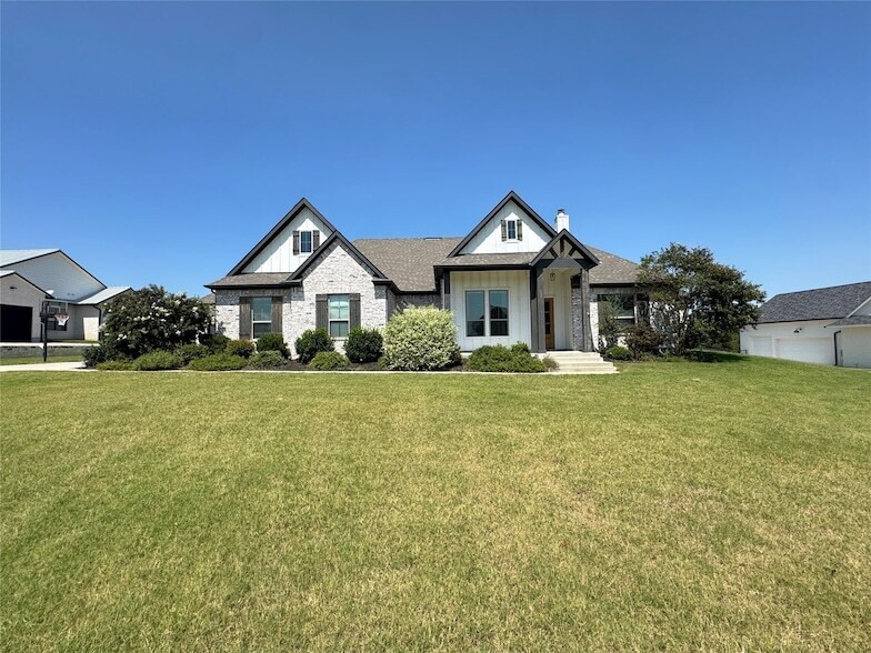 197 Blackthorn Dr in Van Alstyne, TX - Foto de edificio