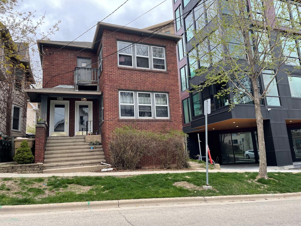 207 S Henry St in Madison, WI - Building Photo