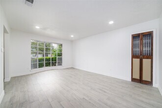 10830 Sela Ln in Houston, TX - Building Photo - Building Photo