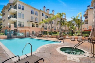 680 Camino De La Reina in San Diego, CA - Foto de edificio - Building Photo