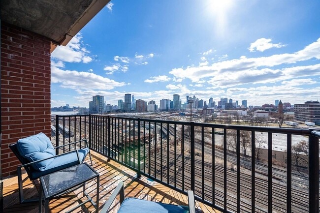 700 Grove St in Jersey City, NJ - Foto de edificio - Building Photo