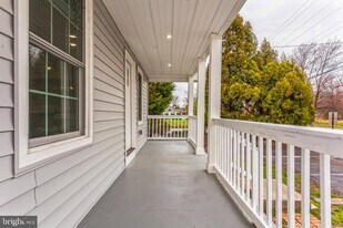 557 Durham Rd in Newtown, PA - Building Photo