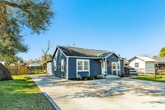 1614 Avenue F in Danbury, TX - Building Photo - Building Photo