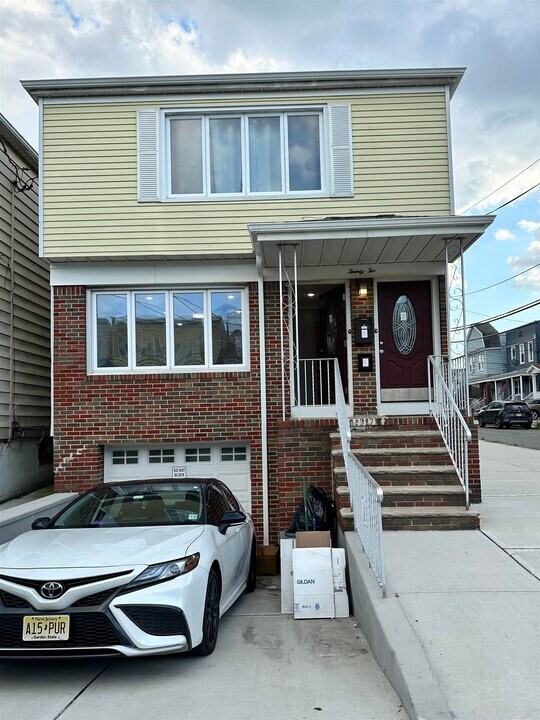22 E 18th St in Bayonne, NJ - Building Photo