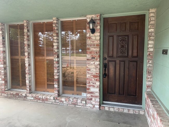 5536 Winding Way in Carmichael, CA - Building Photo - Building Photo