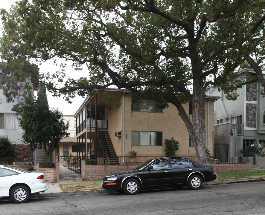 569 E Orange Grove Ave in Burbank, CA - Building Photo