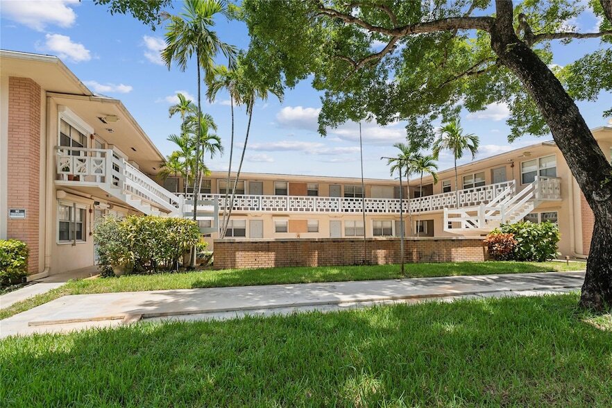 3501 Van Buren St, Unit 15 in Hollywood, FL - Building Photo