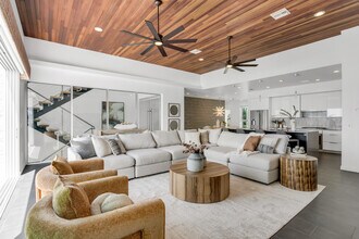 905 Bay Point Dr in Madeira Beach, FL - Building Photo - Building Photo