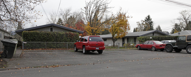 690-704 NW Joy Ave in Portland, OR - Foto de edificio - Building Photo