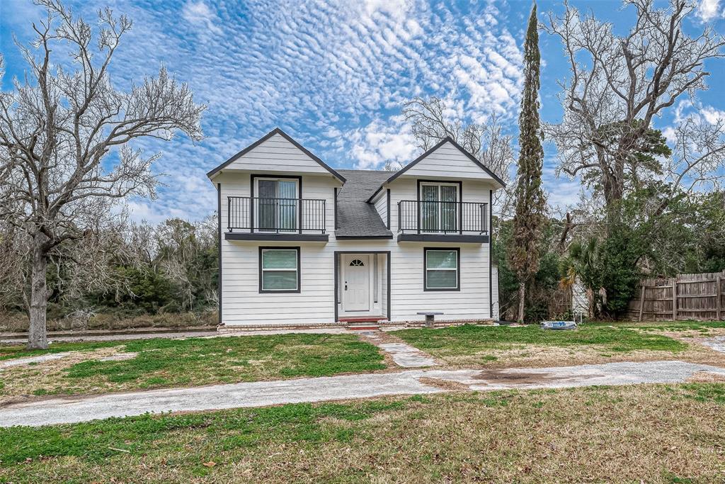 2100 W Main St in Baytown, TX - Building Photo
