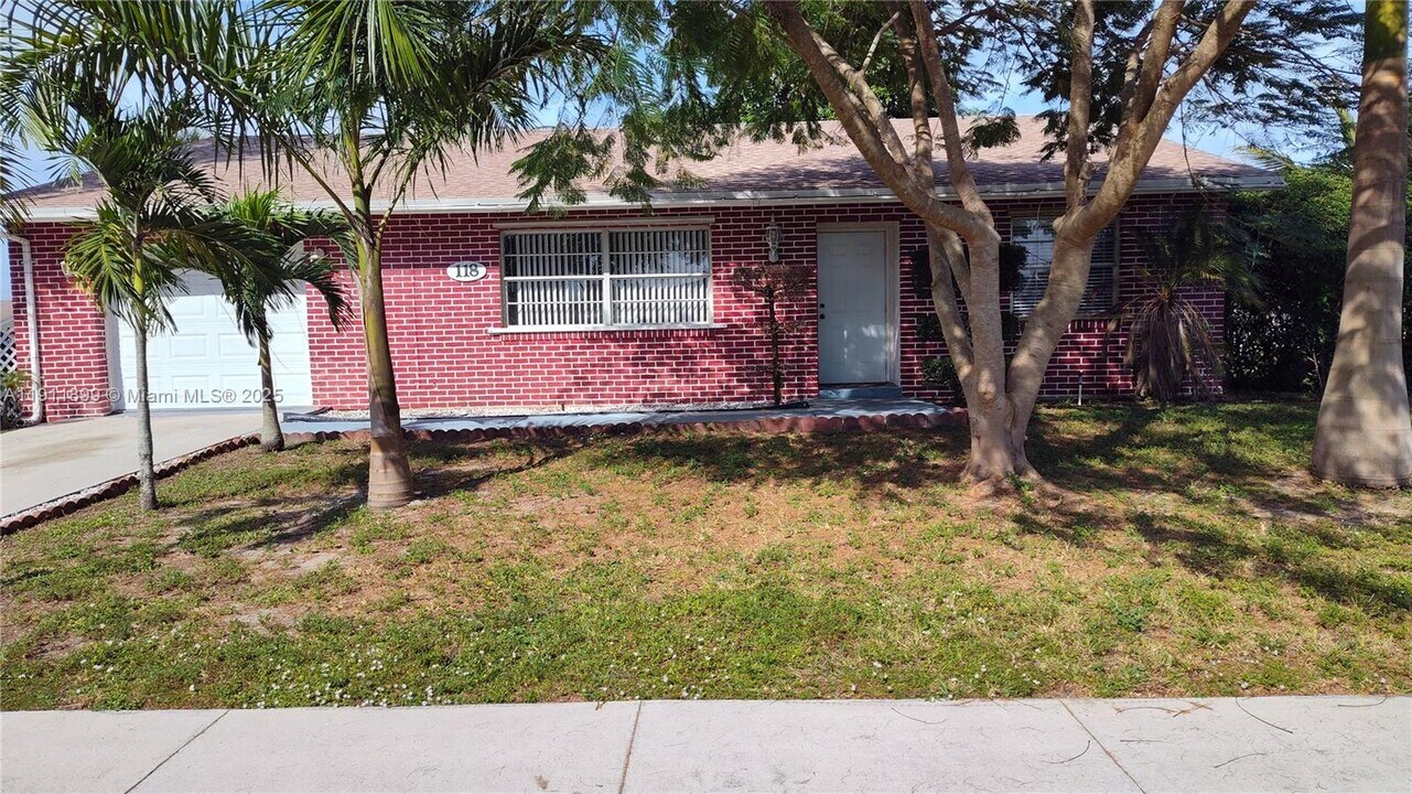 118 Bobwhite Rd in Royal Palm Beach, FL - Building Photo