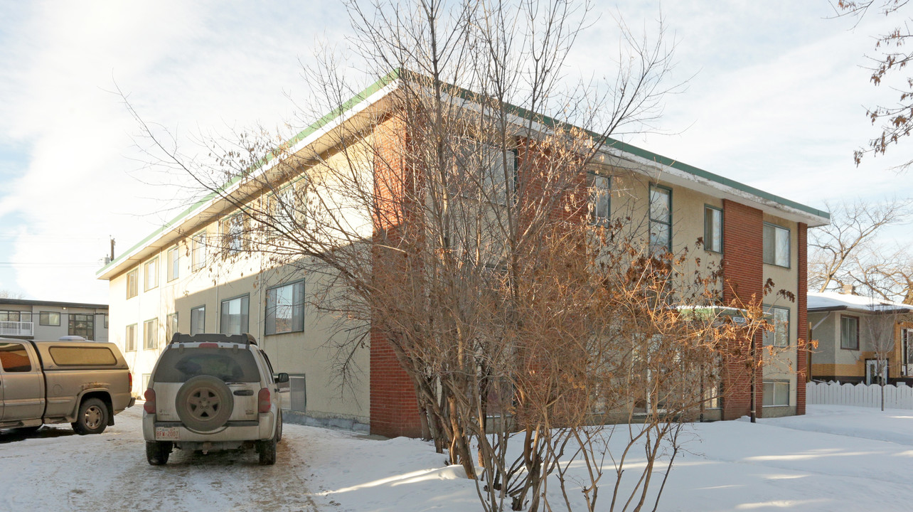 10740 107th St NW in Edmonton, AB - Building Photo