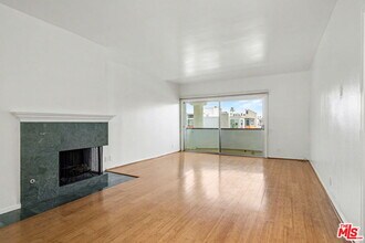 521 Montana Ave in Santa Monica, CA - Foto de edificio - Building Photo
